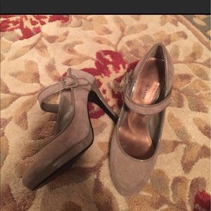 KELLY & KATIE Gray/Taupe Suede and Patent Heels